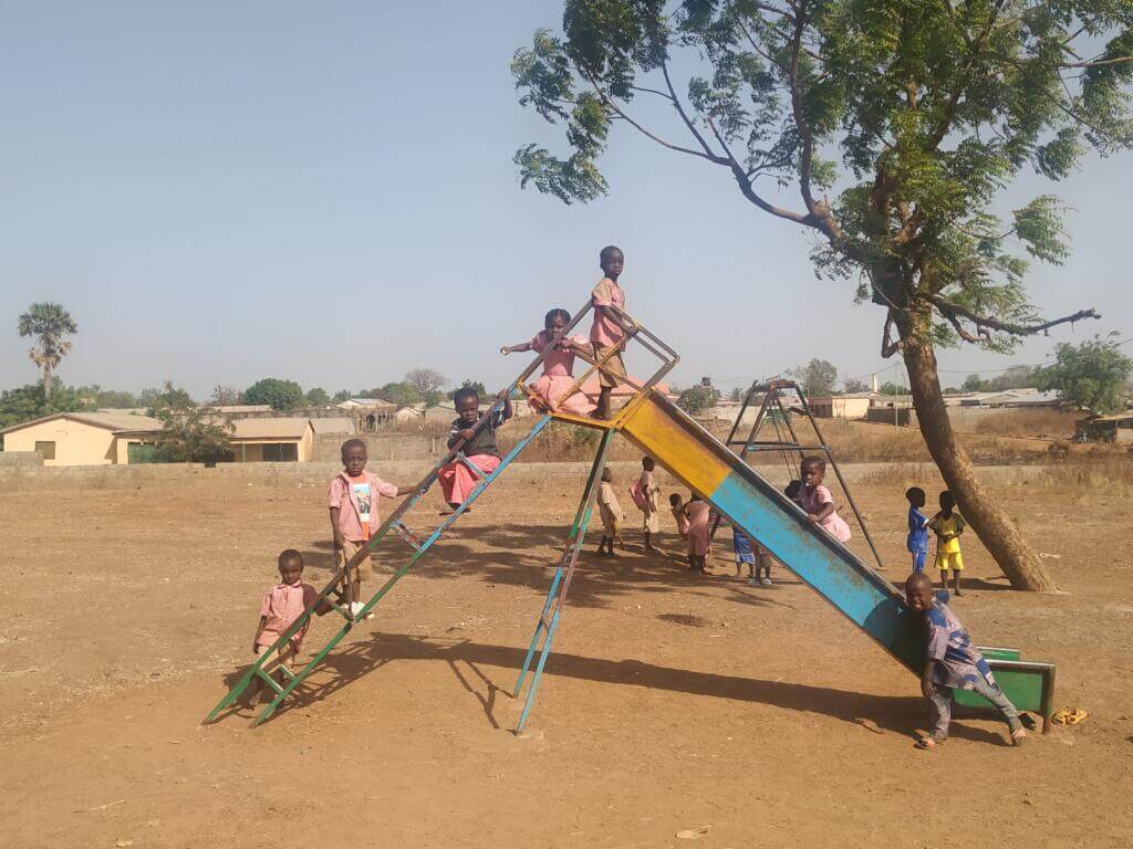 Niños en un parque en la ONG de DAPA, en África, de nuestra serie de artículos "reforzando nuestro compromiso con África"