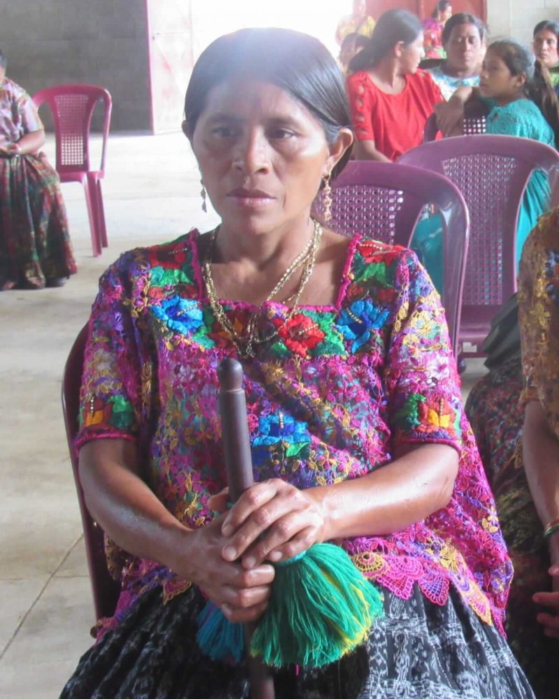 A2.3 Autoridad comunitaria portando su vara durante taller para líderes y lideresas comunitarias